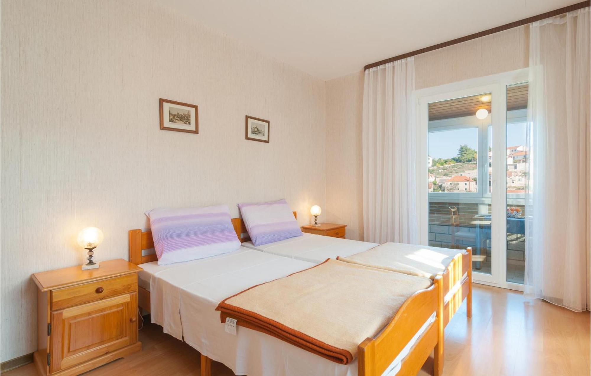1 Bedroom Cozy Apartment In 斯普利特卡 外观 照片